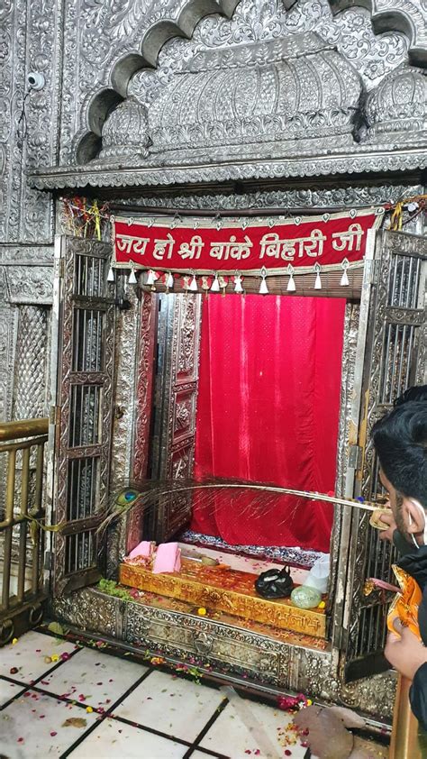 श्री बांके बिहारी मंदिर में कुछ इस तरह मनाई गई मकर संक्रांति, देखें ...