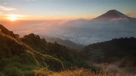 Golden sunrise at Sikunir, Dieng Plateau, Java, Indonesia ...