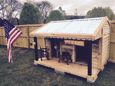 Dog house from left over fencing materials and pallets. | Dog house diy ...