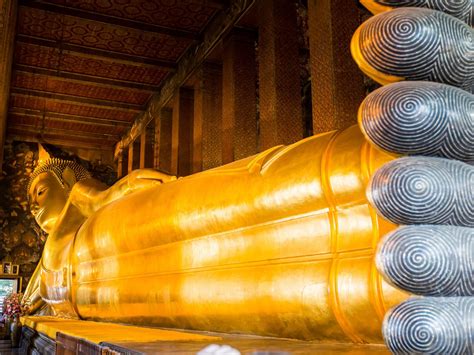 How to make a wish at the Temple of the Reclining Buddha in Bangkok