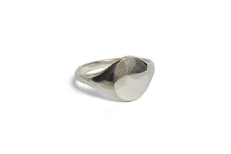 Hammered Signet Ring Classic – CLOSETCASECONCEPTS