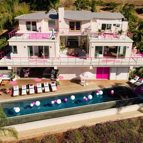 Barbie lists Malibu Dreamhouse on Airbnb | Barbie malibu dream house ...