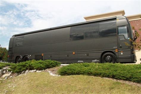 Exterior view of Gary Allan's matte black bus. See MORE celeb motor ...