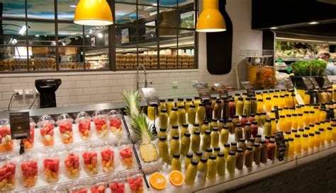 Waste-Reducing Smoothie Bar Interior Design Attracts With Bright Colors