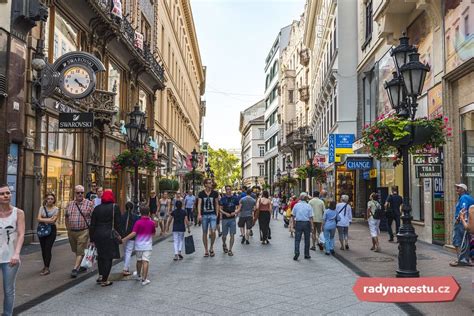 Ulice Váci: vyhlášená nákupní třída v Budapešti patří k těm nejlepším v ...