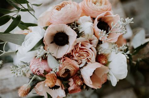 Poppy's Picks: 10 Dreamy Wedding Flower Settings for Couples