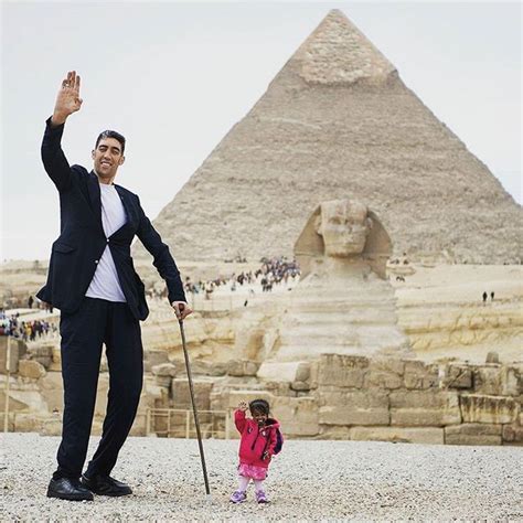 The world's tallest man Sultan Kosen of Turkey and shortest woman Jyoti ...