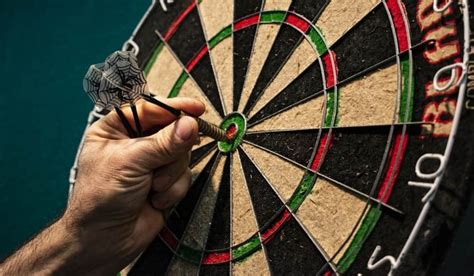 Best Ways To Throw Darts Properly – Pro Tips For Better Performance