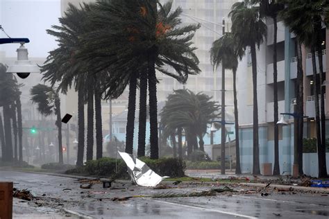 Hurricane Matthew lashes Florida, claims first life