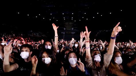 Paris venue hosts indoor rock concert - with masks and virus tests ...