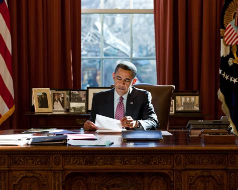 PRESIDENT BARACK OBAMA AT RESOLUTE DESK IN THE OVAL OFFICE - 8X10 PHOTO ...