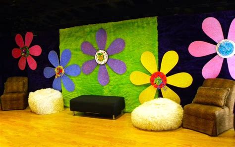 Groovy flower backdrop with retro seating | 70's party ideas ... | 70s ...