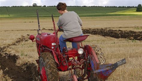 How to Use a Tractor With a Single-Bottom Plow | Garden Guides