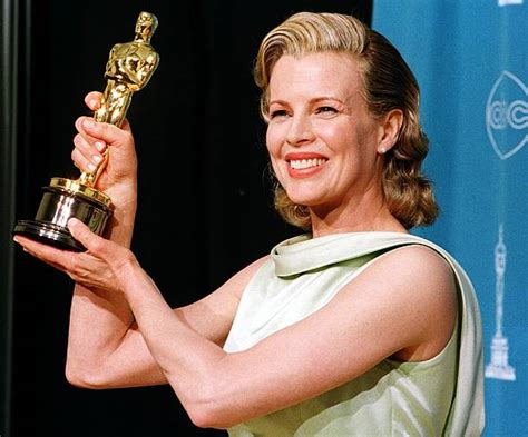 Actress Kim Basinger holds up her Oscar for Best S Pictures | Getty Images