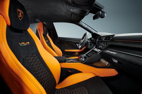 Lamborghini Urus: interior do SUV de luxo em fotos