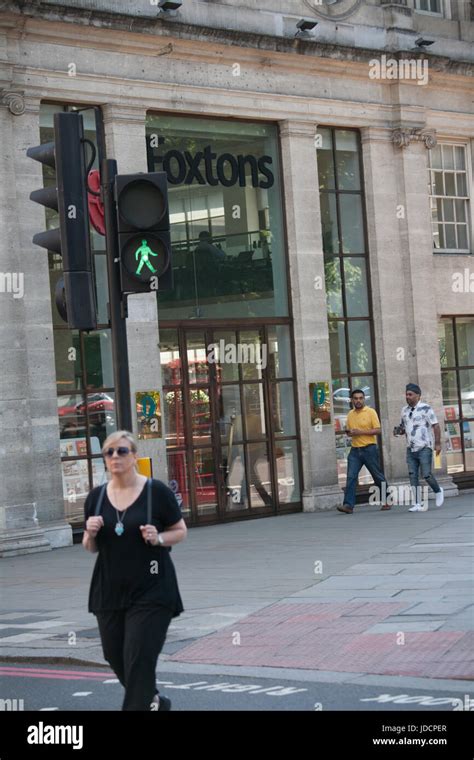 Foxtons estate agent Park Lane, London Stock Photo - Alamy