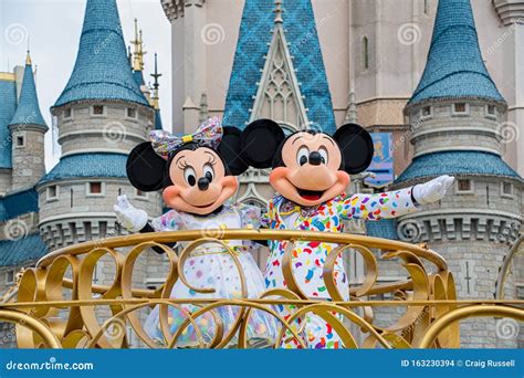 Mickey And Minnie Mouse In The Mousekedance It Parade Editorial Image ...