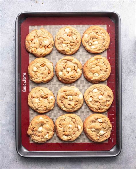 Chewy White Chocolate Cashew Cookies - Creme De La Crumb