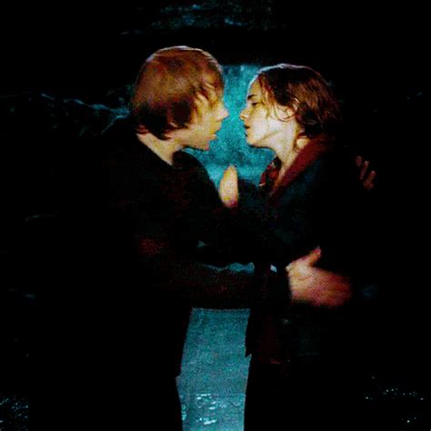 Ron and Hermione kiss during ‘Deathly Hallows’ — Harry Potter Fan Zone