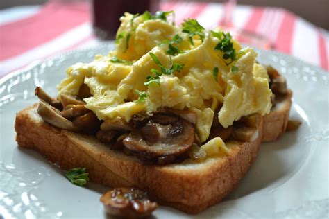 MyVerySmallKitchen: Scrambled Eggs and Mushrooms on Toast