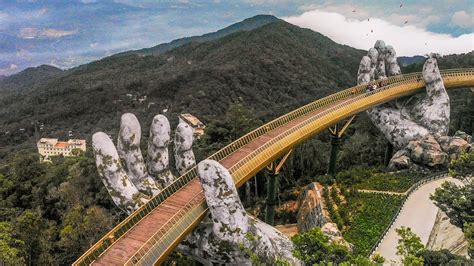 Un pont soutenu par deux mains géantes à Da Nang au Vietnam - Arts in ...