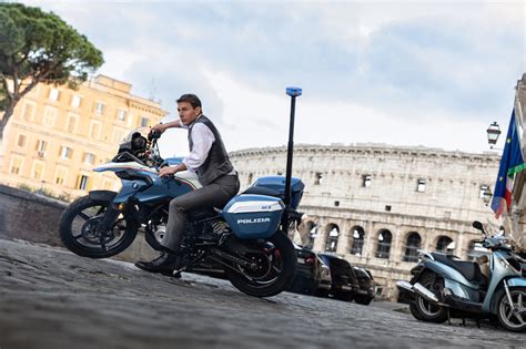 伝統的建造物は大丈夫か？ トム・クルーズ、イタリア市街地をバイクで爆走！『M:I／デッドレコニング PART ONE』 | 新着ニュース ...