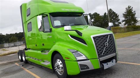 The new 2022 Volvo Vnl 860 Globetrotter love the Green - YouTube