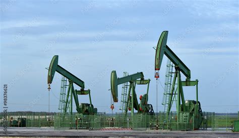 Puits de pétrole en ile de France Stock Photo | Adobe Stock