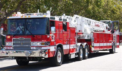 Por qué los camiones de bomberos americanos necesitan dos conductores