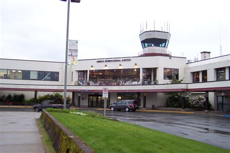 Why Is Alaska's Juneau International Airport So Challenging To Fly Into?