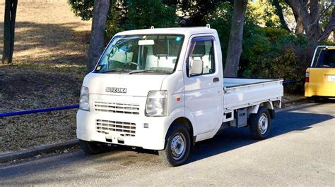 Mid-Engined Suzuki Carry With 4WD Is An Adorable Kei Truck