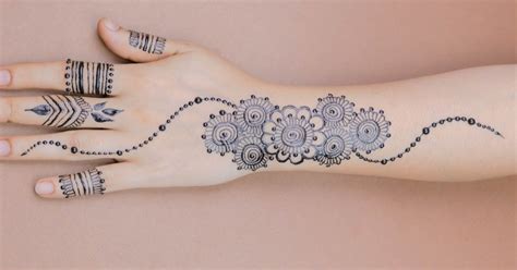 5 Simple Henna Designs For Beginners To Try (Plus Tips & Tricks)