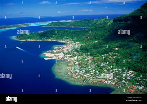 Photo aérienne de Bora Bora avec ville principale de Vaitape sur les ...