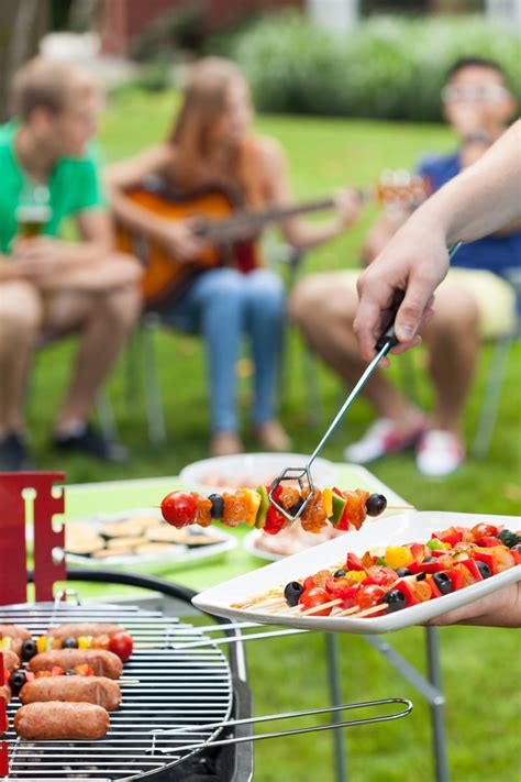 15 Backyard BBQ Party Ideas + Tips (No Stress!)