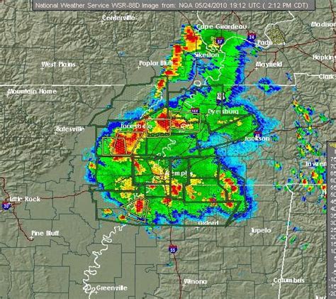 FOUR WEATHER STUDS AND A BABE: Very Unusual Radar out of Memphis