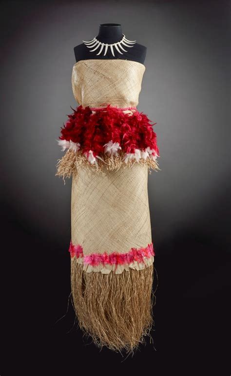 FE011919/1-7; Taupou dance costume; 2005; Taituuga, Rupi ; view 1 ...