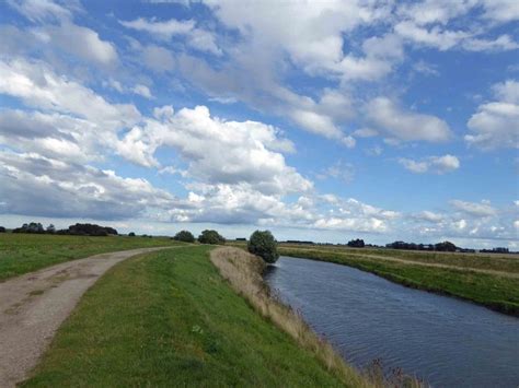 Footpath alongside the Louth Canal © Steve Fareham cc-by-sa/2.0 ...