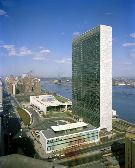 Niemeyer designed 39 story UN Building, NYC. Completed 1952 Oscar ...