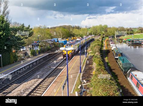 Heyford station oxford canal heyford hi-res stock photography and ...