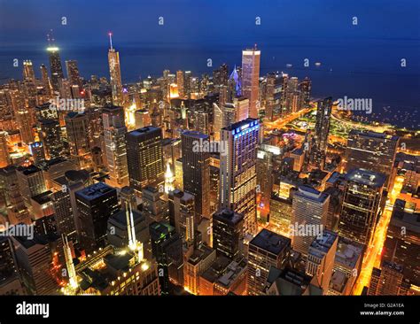 Chicago cityscape at night hi-res stock photography and images - Alamy