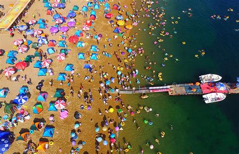 Tourists flock to Dalian beaches - Chinadaily.com.cn