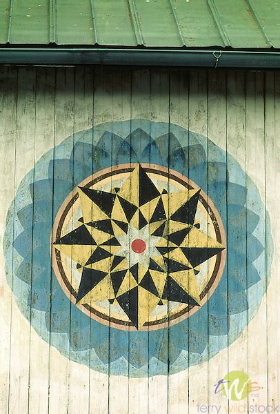 Hex sign on Amish barn | Terry Wild Stock