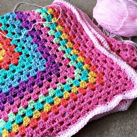 Fast and Free Baby Blanket Crochet Pattern Easy - mecrochet.com