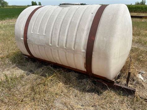 400 Gallon Water Tank - Fragodt Auction and Real Estate LLC