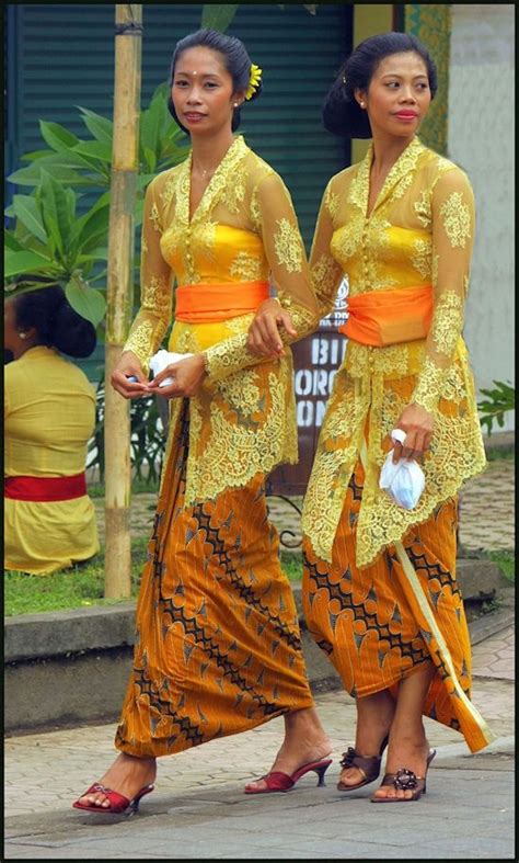 Balinese woman: Photo by Photographer John Nell | Traditional outfits ...