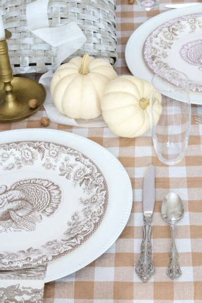 Friendsgiving Table Setting That Will Warm Your Guest's Hearts