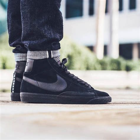 NIKE Blazer Mid Premium VNTG All Black & Gum | Chaussures de sport mode ...