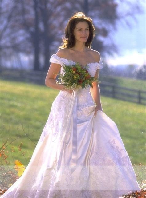 Julia Roberts in 'Runaway Bride' (1999) wearing a gown by Amsale Aberra ...