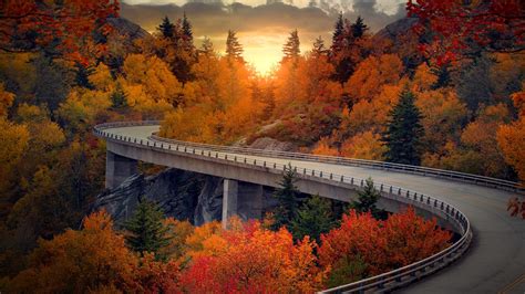 Linn Cove Viaduct on the Blue Ridge Parkway, North Carolina, USA ...