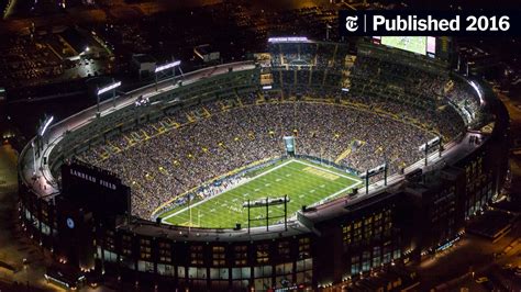 Lambeau Field Gives Football the Old College Try - The New York Times